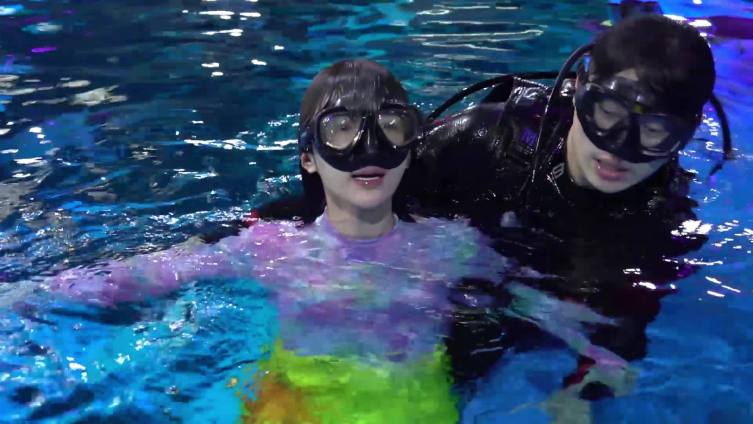 【瑟提瓜田】#三十而已#海洋馆播报～这里是克服耳压困扰,勇敢下水带给陈老师美人鱼惊喜的钟晓